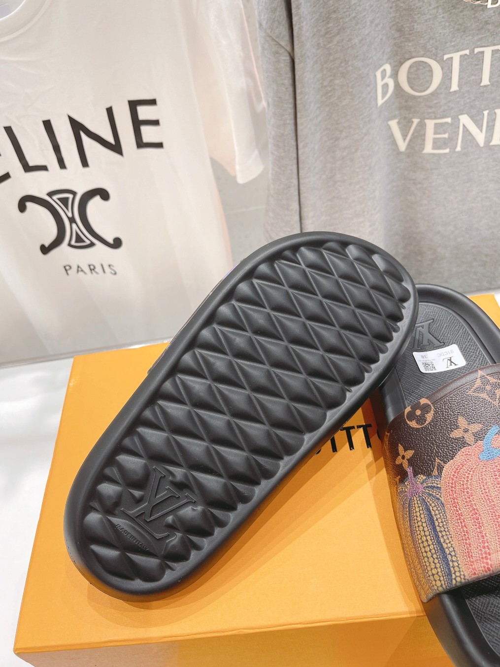 l0*is V*t0n slippers