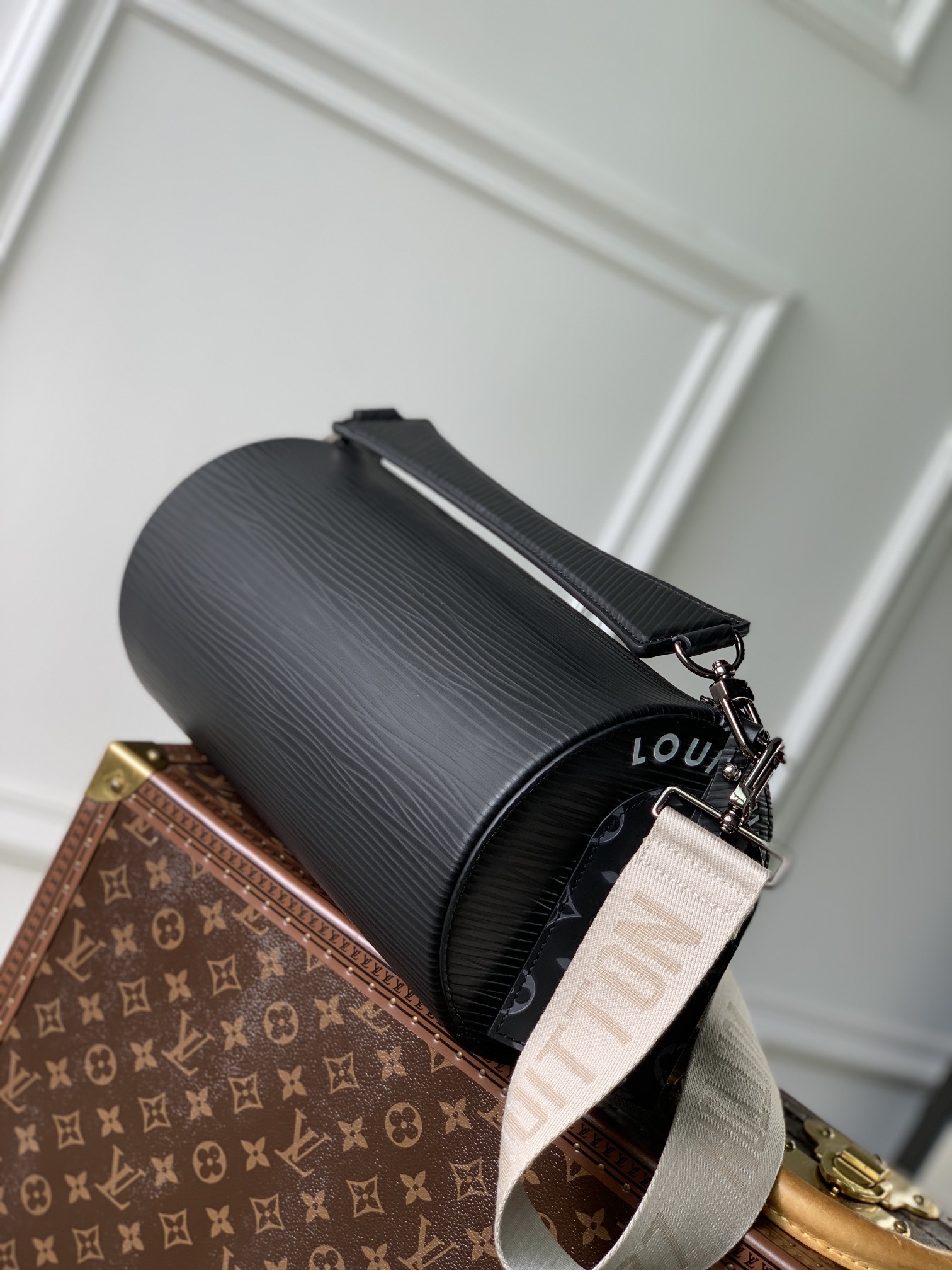 l0*is V*t0n soft polochon bag m46692-27x 15x 15cm