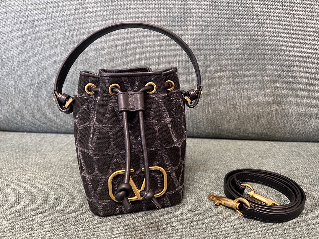 Va1e*ntin0 garavanivlogo signature bag-12*18*10cm