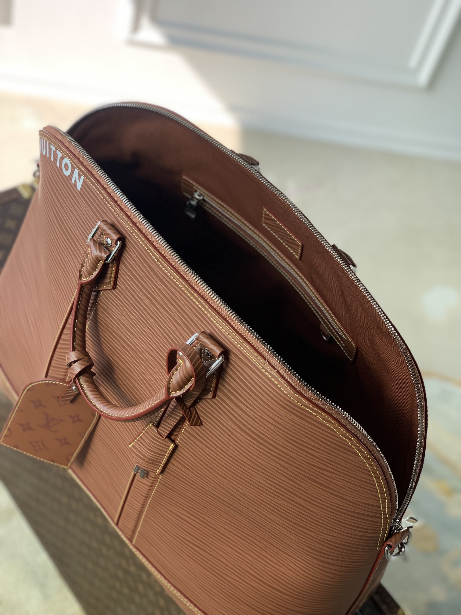l0*is V*t0n alma travel bag-64 x 42 x 22cm