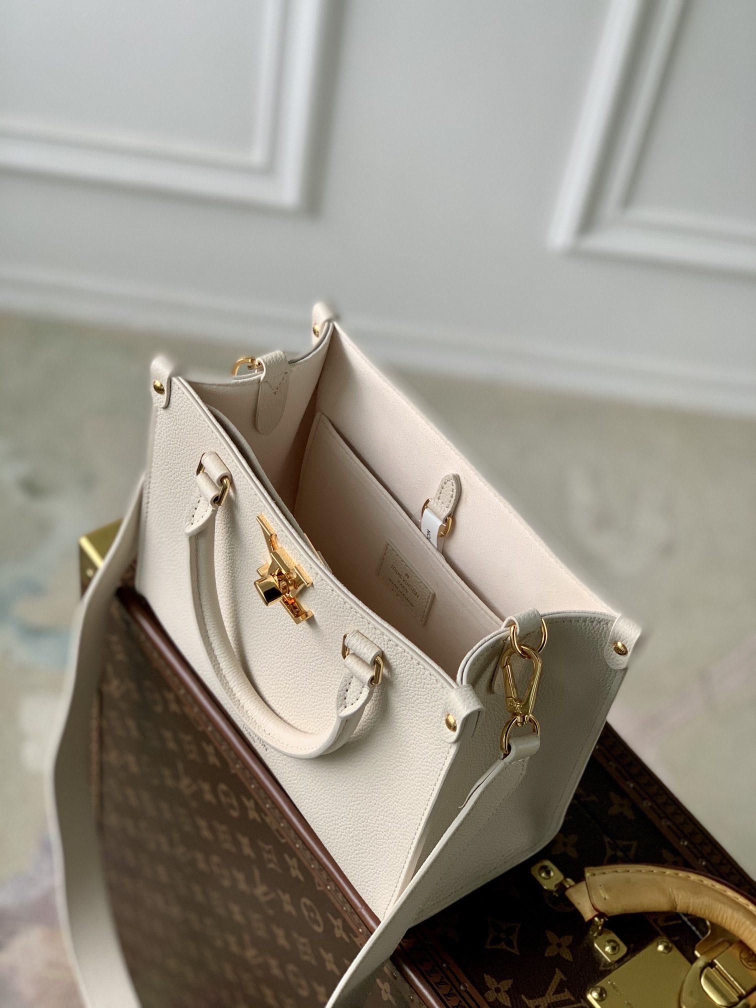 l0*is V*t0n lock & go -24.5 x 19.0 x 10.5 cm