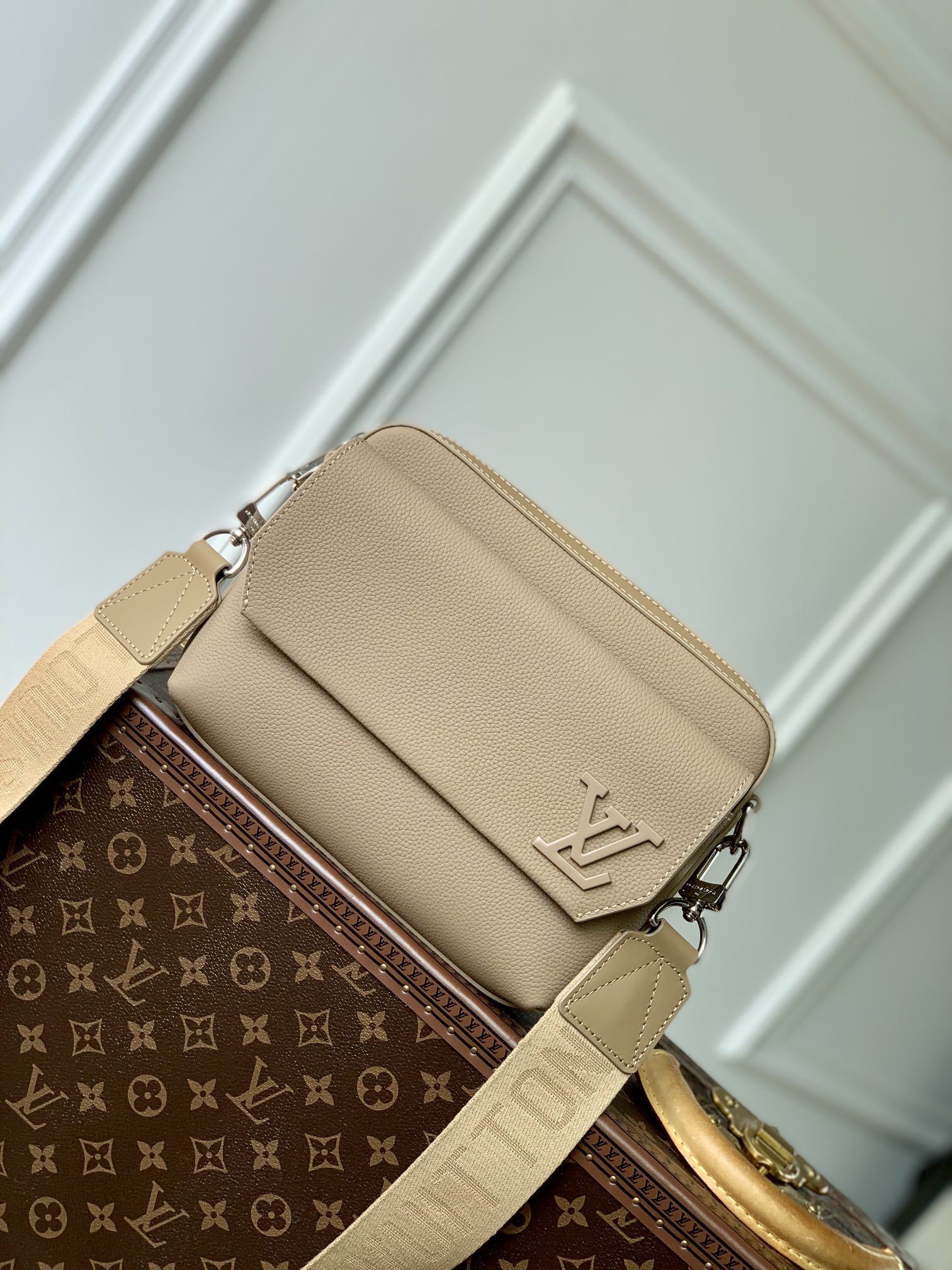 l0*is V*t0n fastline messenger bag-23.5 x 18 x 7cm