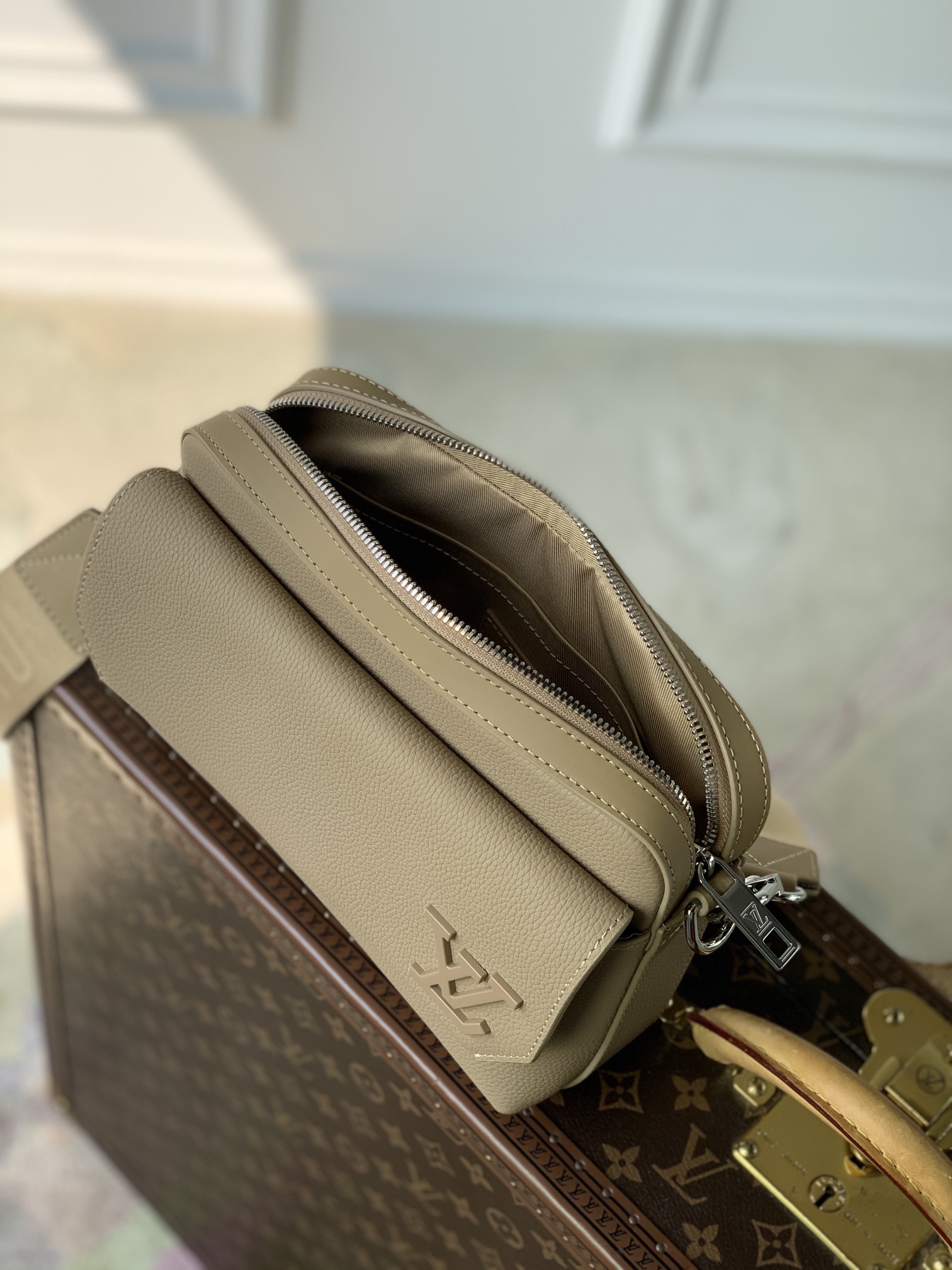 l0*is V*t0n fastline messenger bag-23.5 x 18 x 7cm
