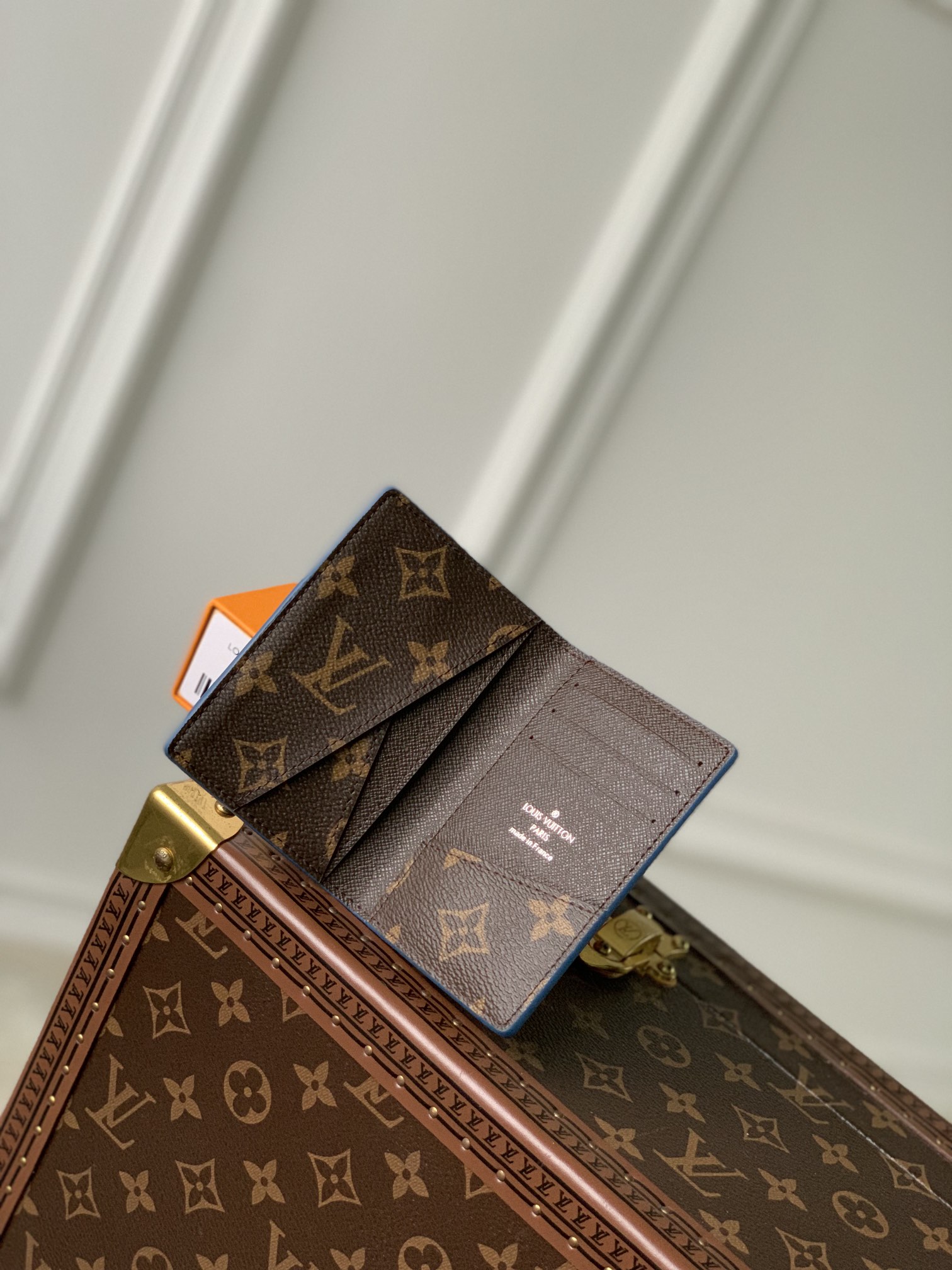 l0*is V*t0n aerogram wallet-8 x 11 x 1cm