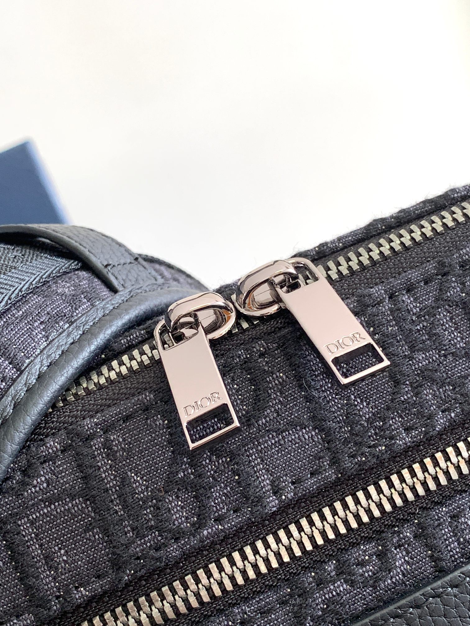 D*or safari messenger bag-22 x 15 x 6cm