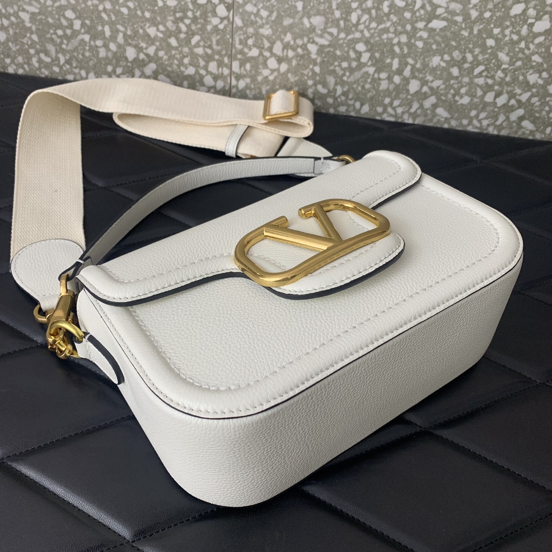 Va1e*ntin0 garavani allnite bag-23.5✖️18✖️8cm