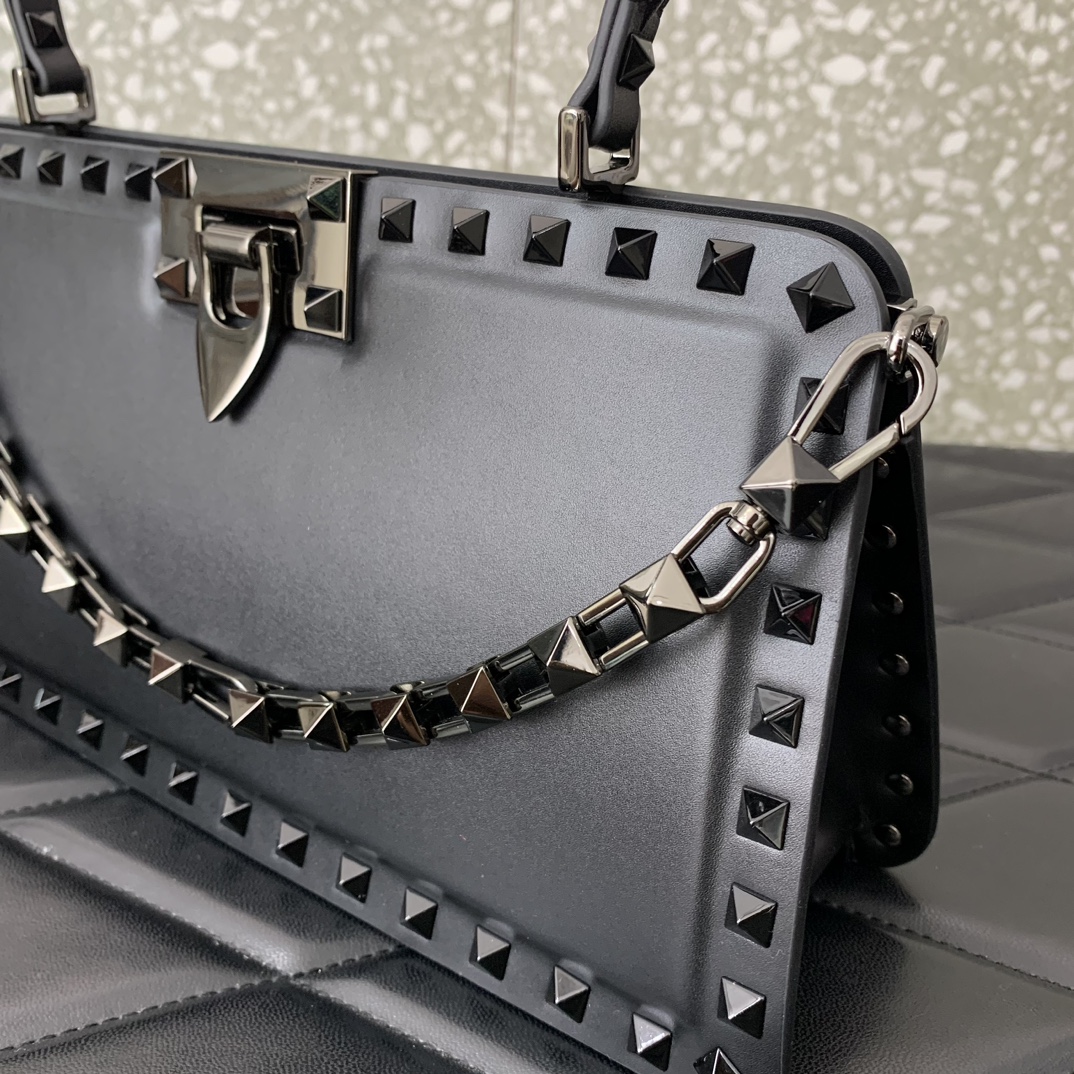 Va1e*ntin0 garavani rockstud 23 bag-28*14*8cm