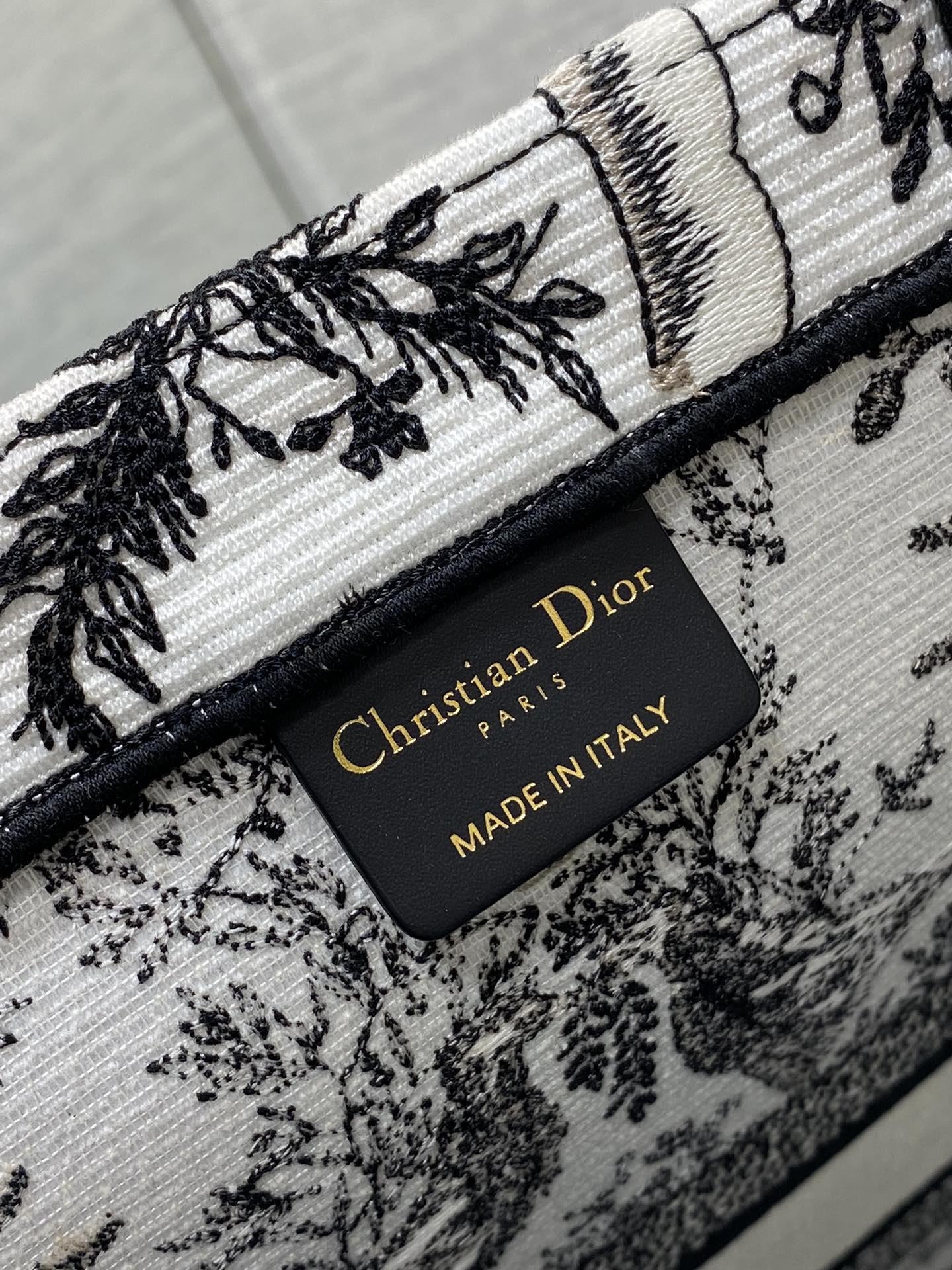 D*or book tote