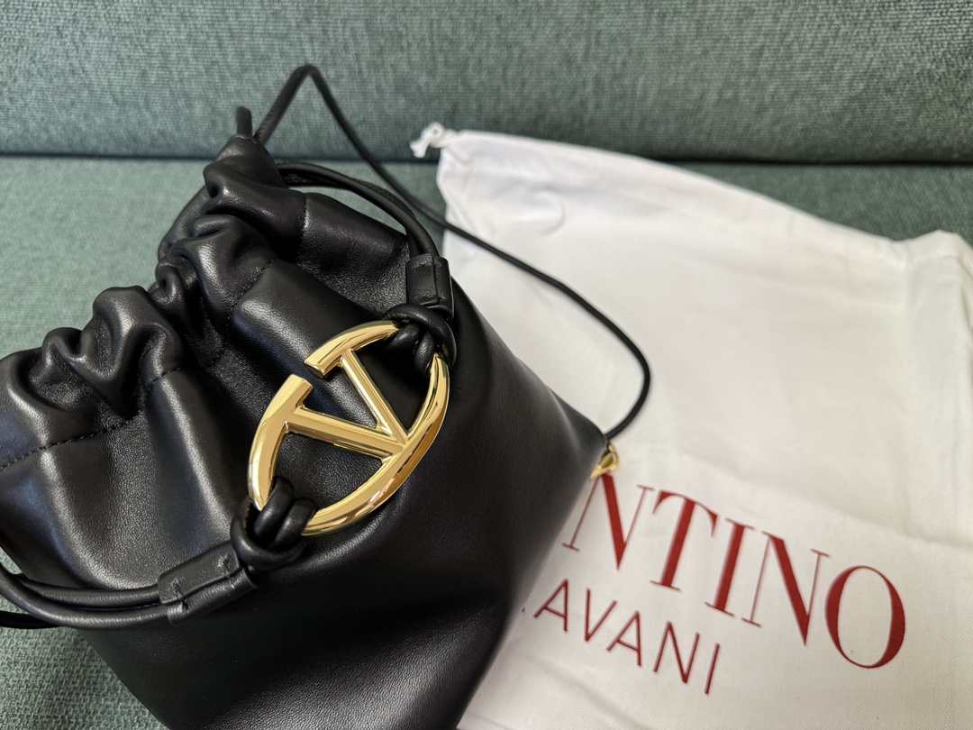 Va1e*ntin0 garavani vlogo pouf bag-20x17x8cm