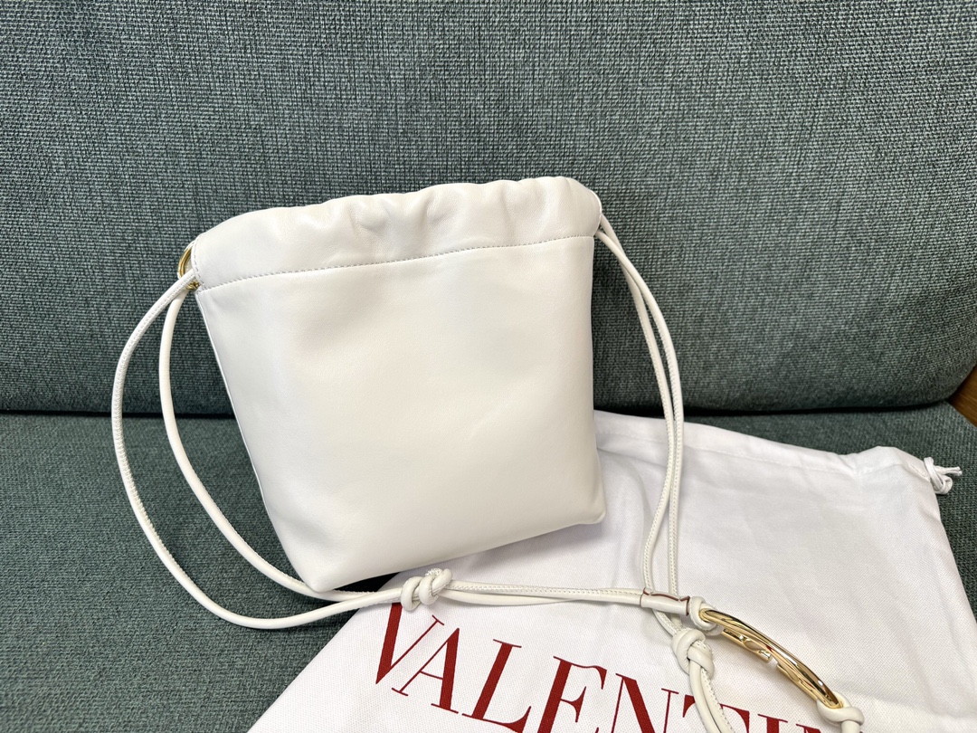 Va1e*ntin0 garavani vlogo pouf bag-20x17x8cm