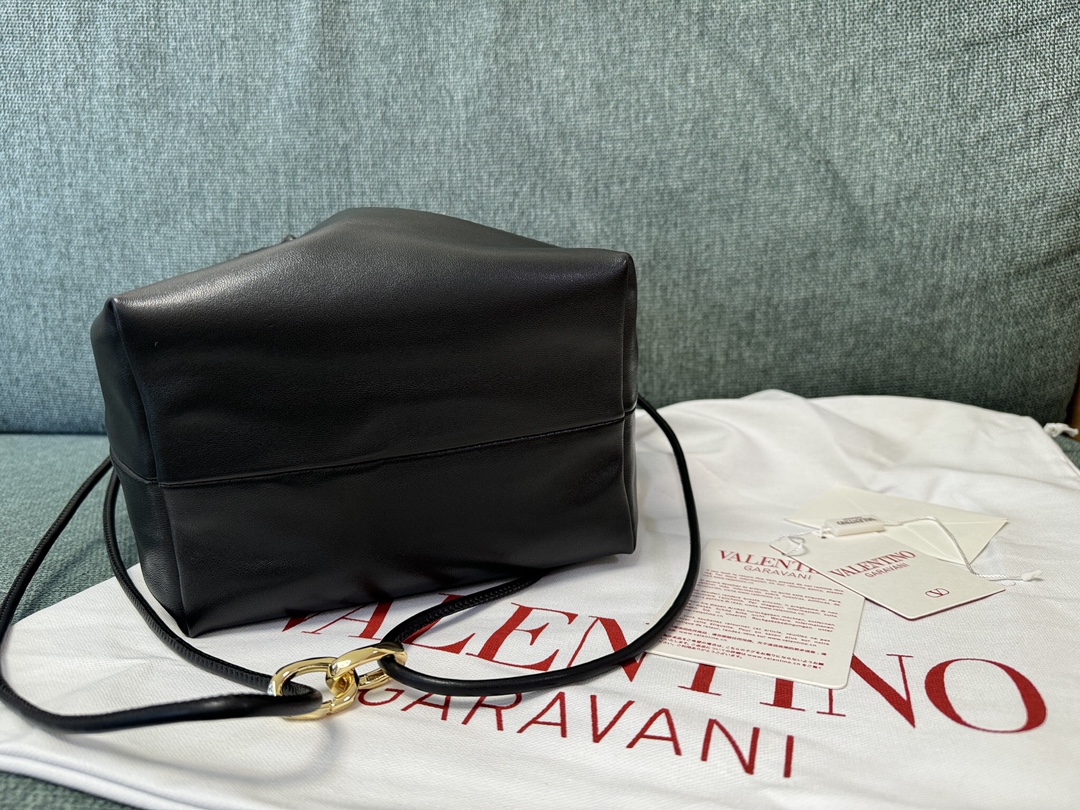 Va1e*ntin0 garavani vlogo pouf bag-23x19x14cm