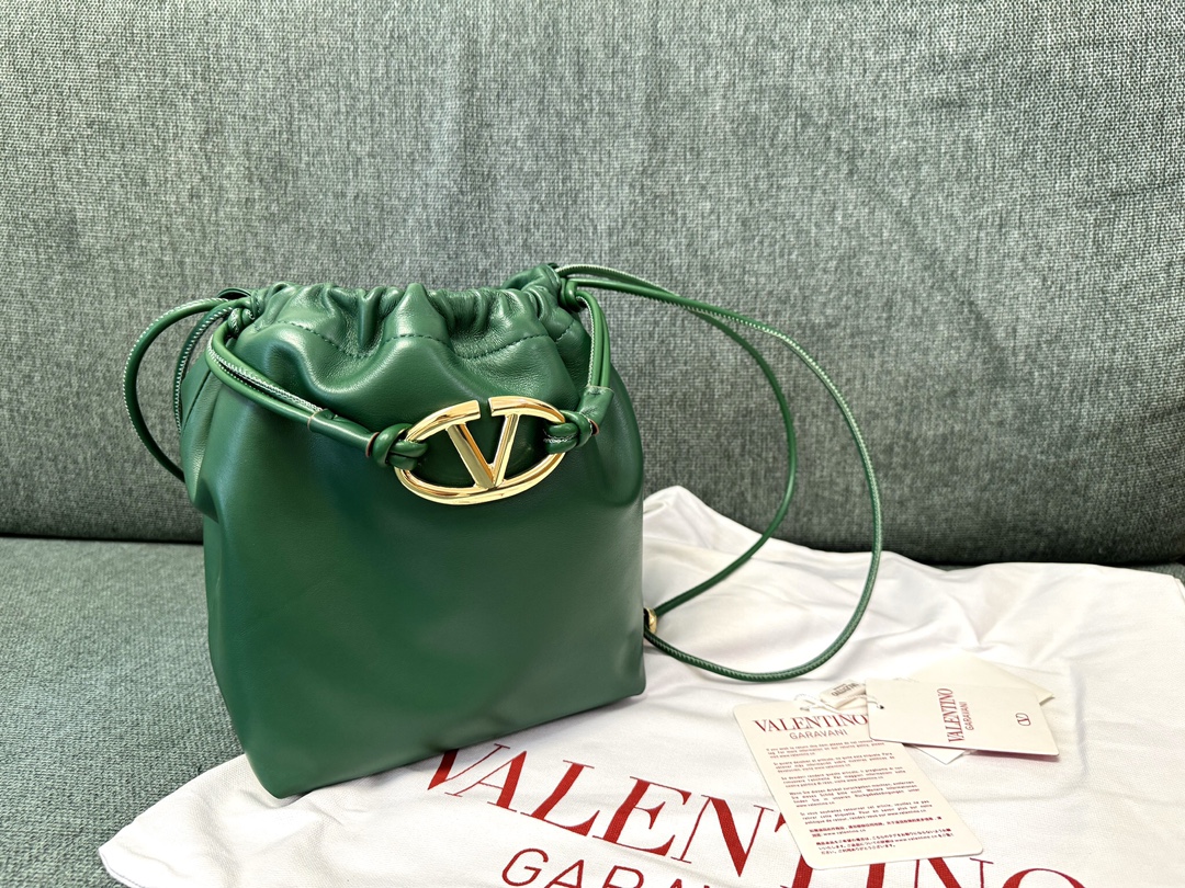 Va1e*ntin0 garavani vlogo pouf bag-23x19x14cm
