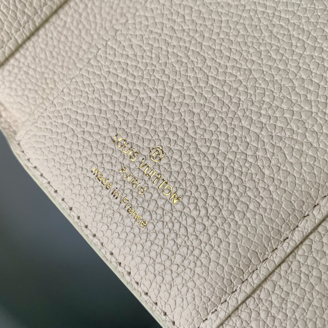 l0*is V*t0n m83507 wallet-4.3 x 3.5 x 1.2cm
