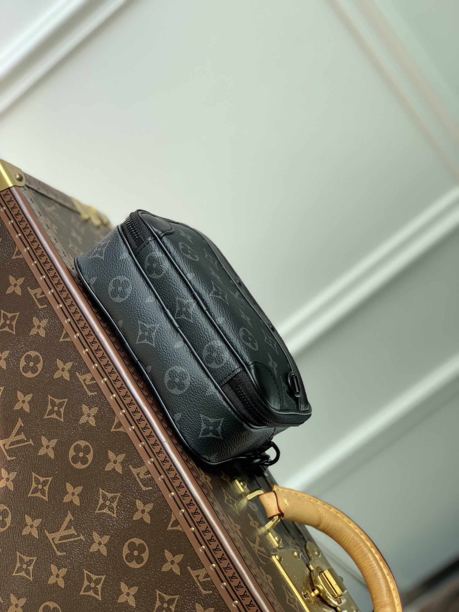 l0*is V*t0n neo alpha bag- m8254-11.0 x 18.5 x 6.5cm