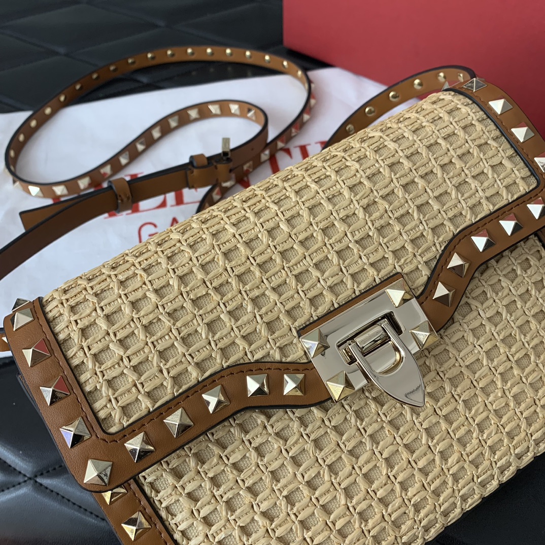 Va1e*ntin0 rockstud shoulder bag in woven raffia-22.5*15.5*6cm
