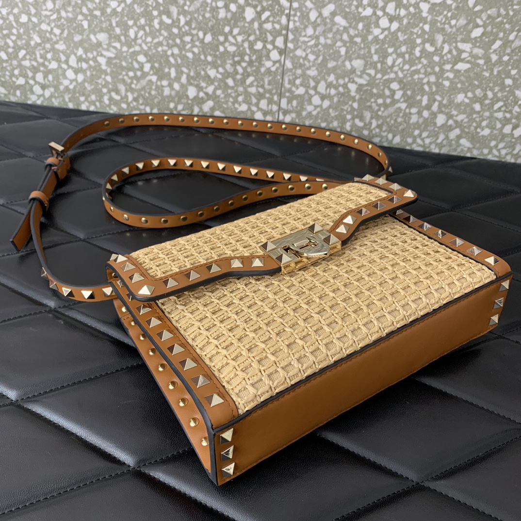 Va1e*ntin0 rockstud shoulder bag in woven raffia-22.5*15.5*6cm