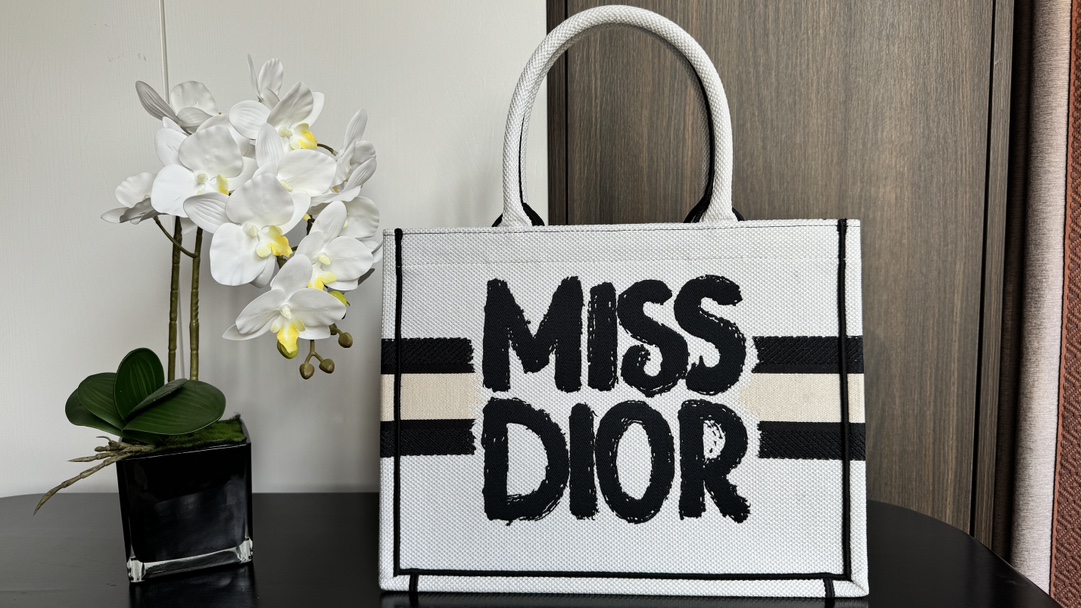 D*or small book tote-36.5cm