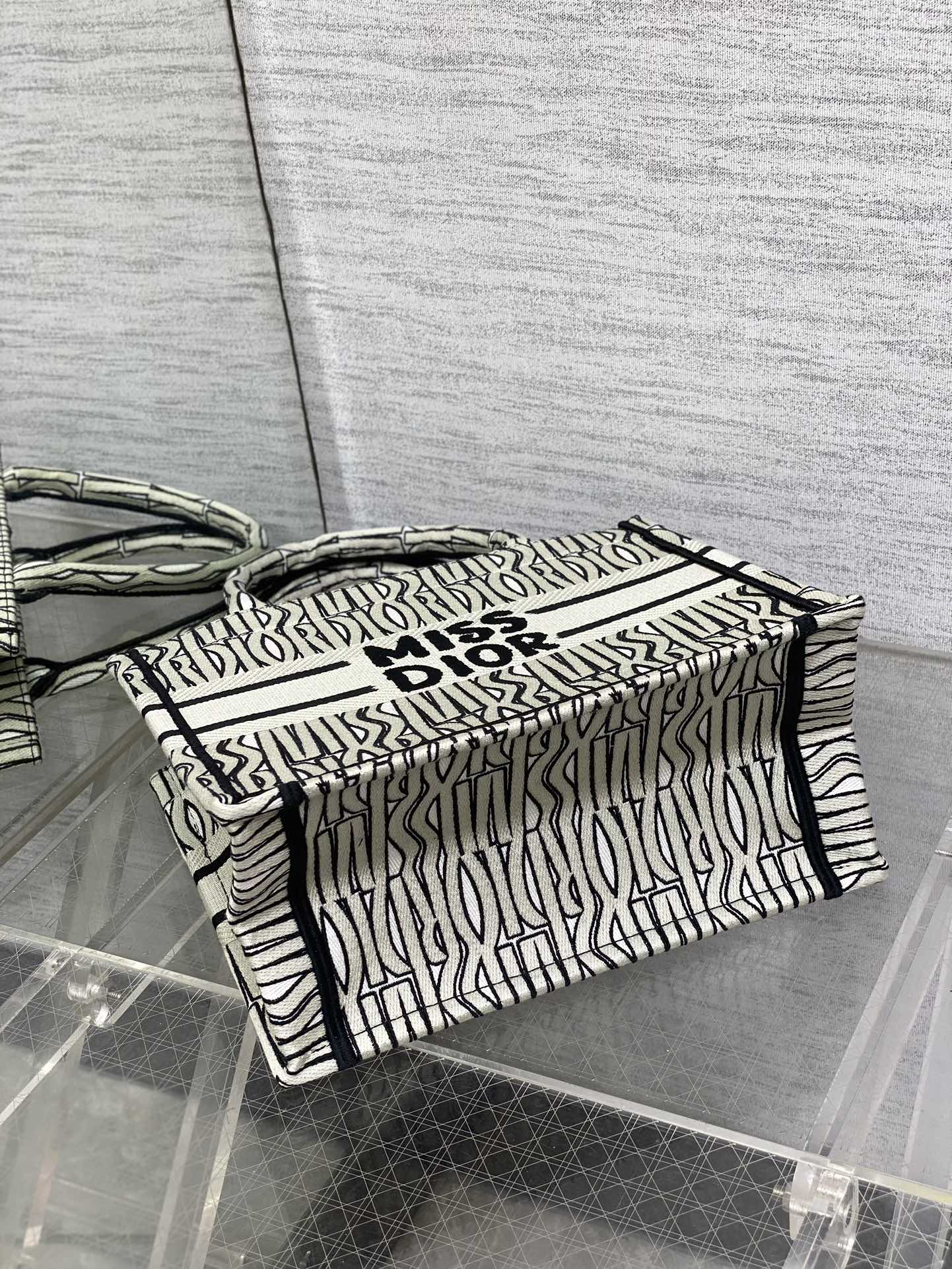 D*or small book tote-26*8*22cm