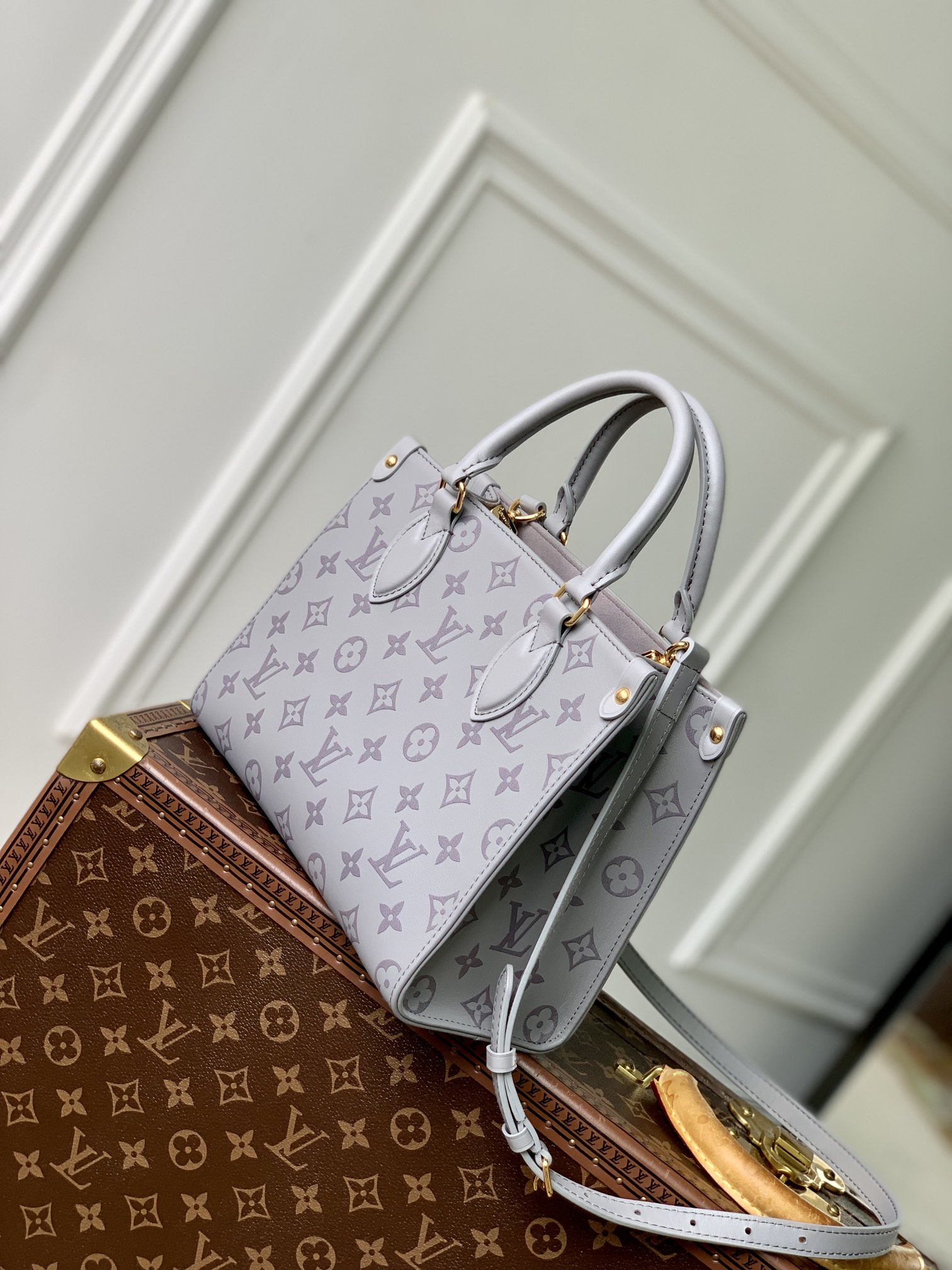 l0*is V*t0n onthego handbag-25*19*11.5 cm