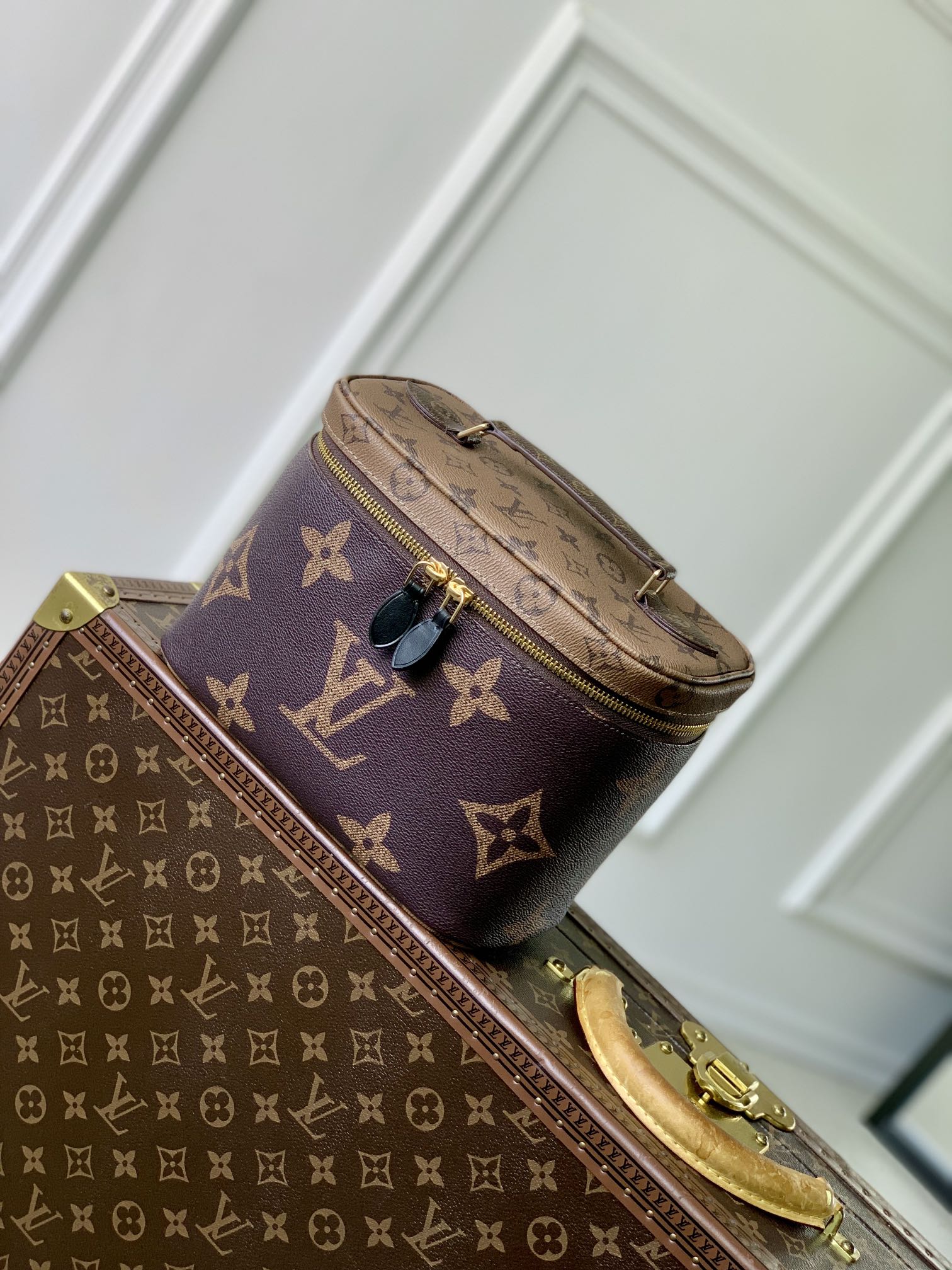 l0*is V*t0n nice bb cosmetis bag-18 x 14.5 x 24cm
