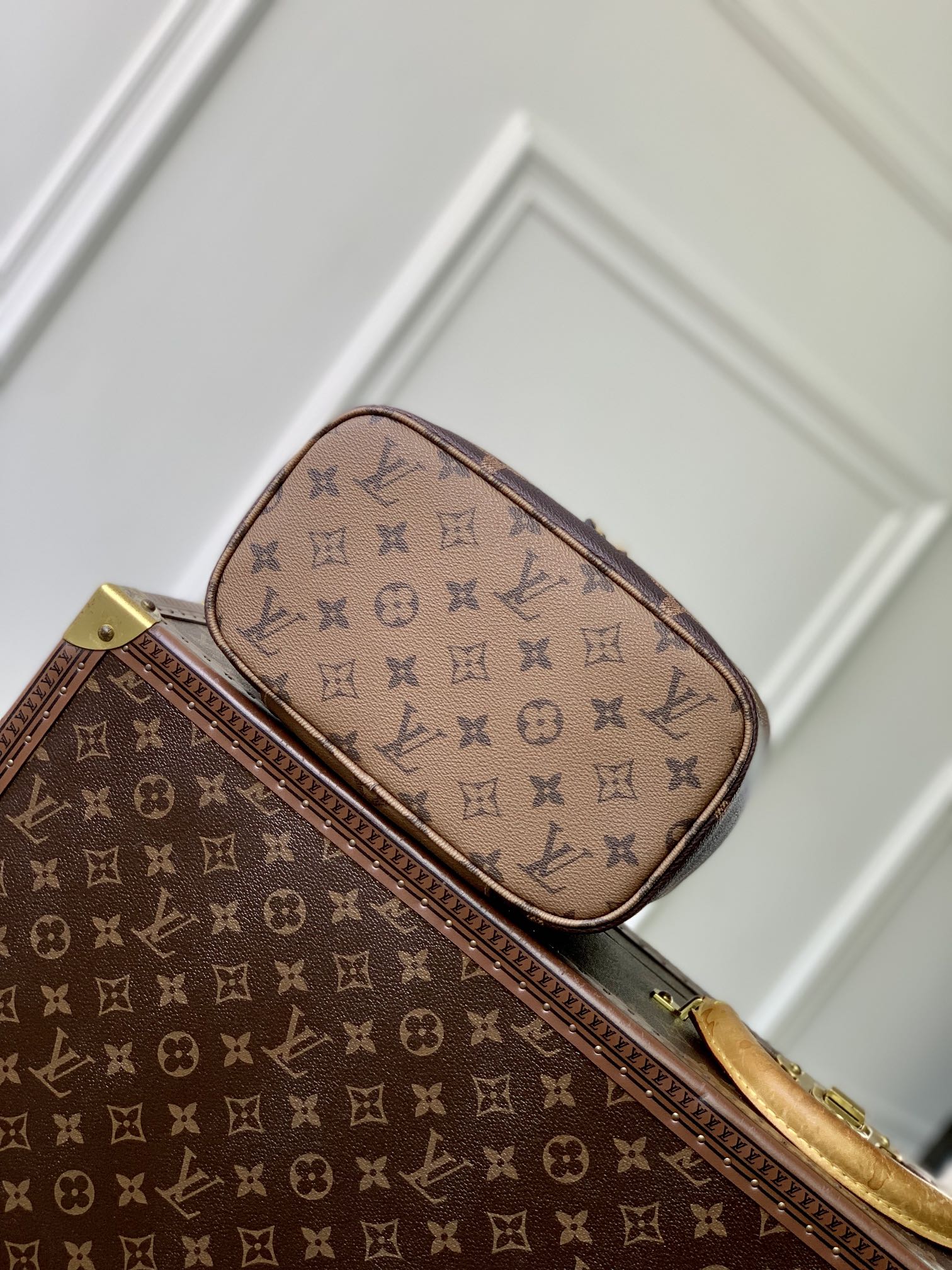 l0*is V*t0n nice bb cosmetis bag-18 x 14.5 x 24cm