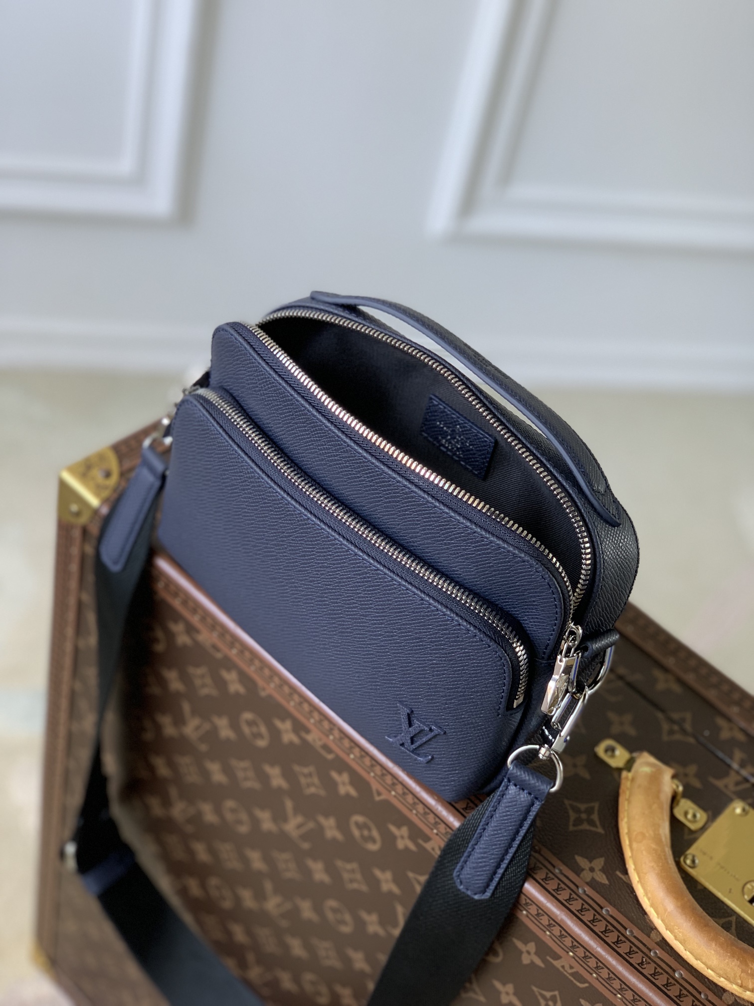 l0*is V*t0n avenue bag-22.5 x 15.5 x 7.5cm
