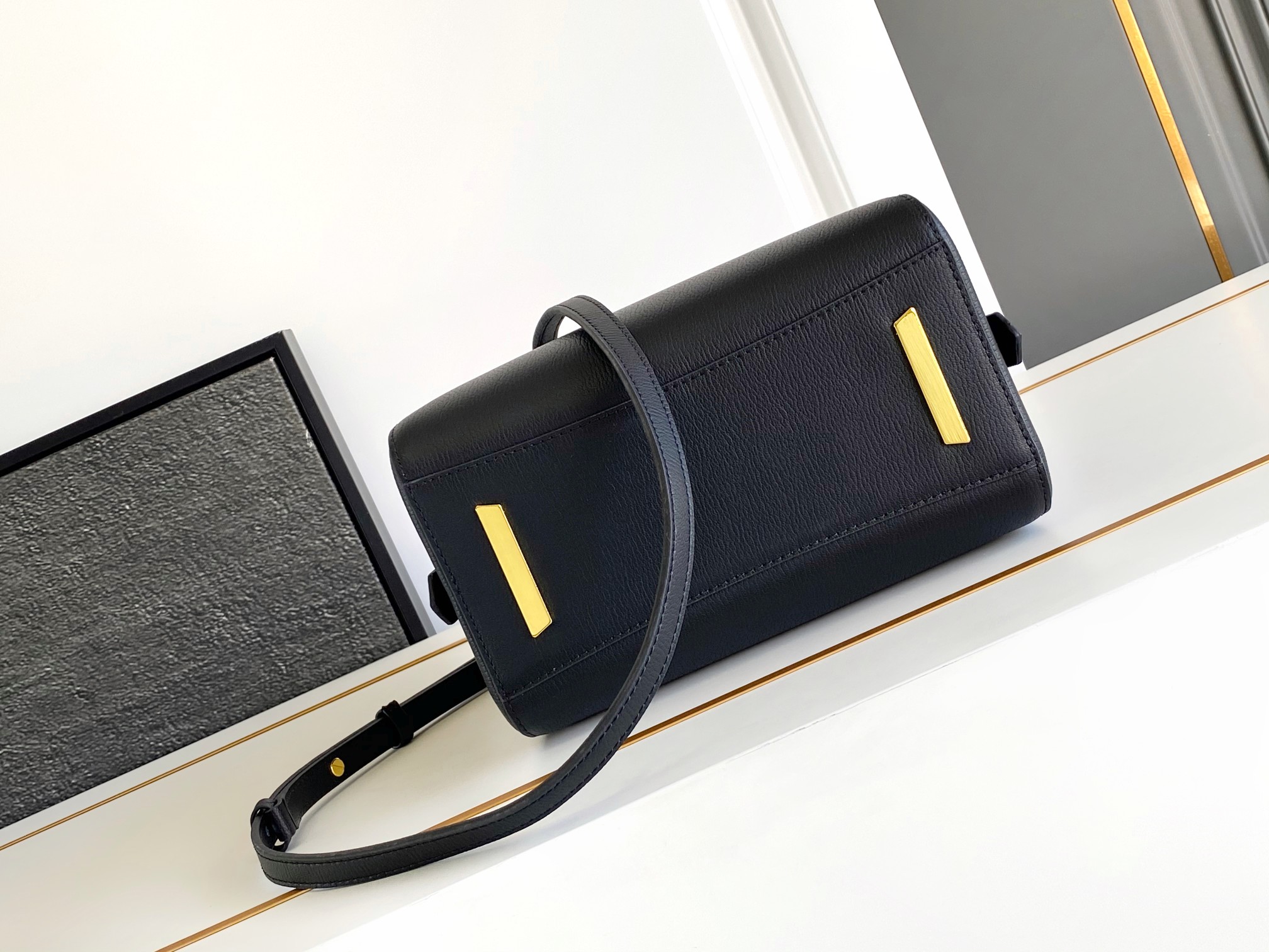 G1uenchy anyigona cube tote-13*19*22cm