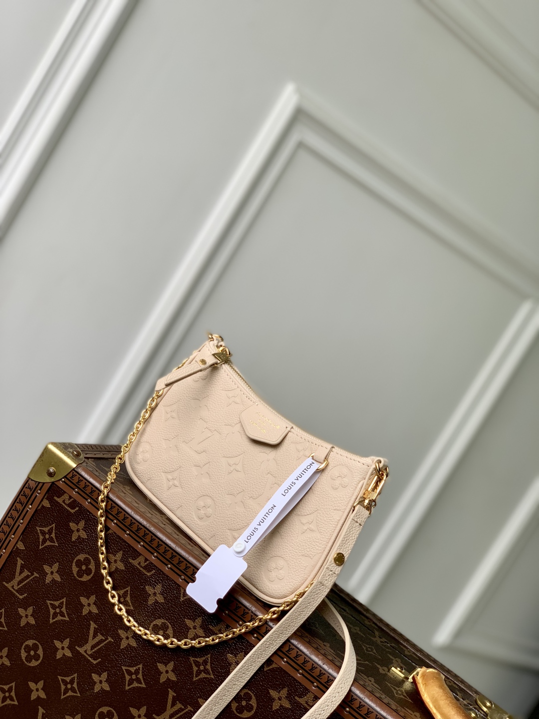 l0vis Vvtt0n easy pouch on strap-19x11.5x3cm