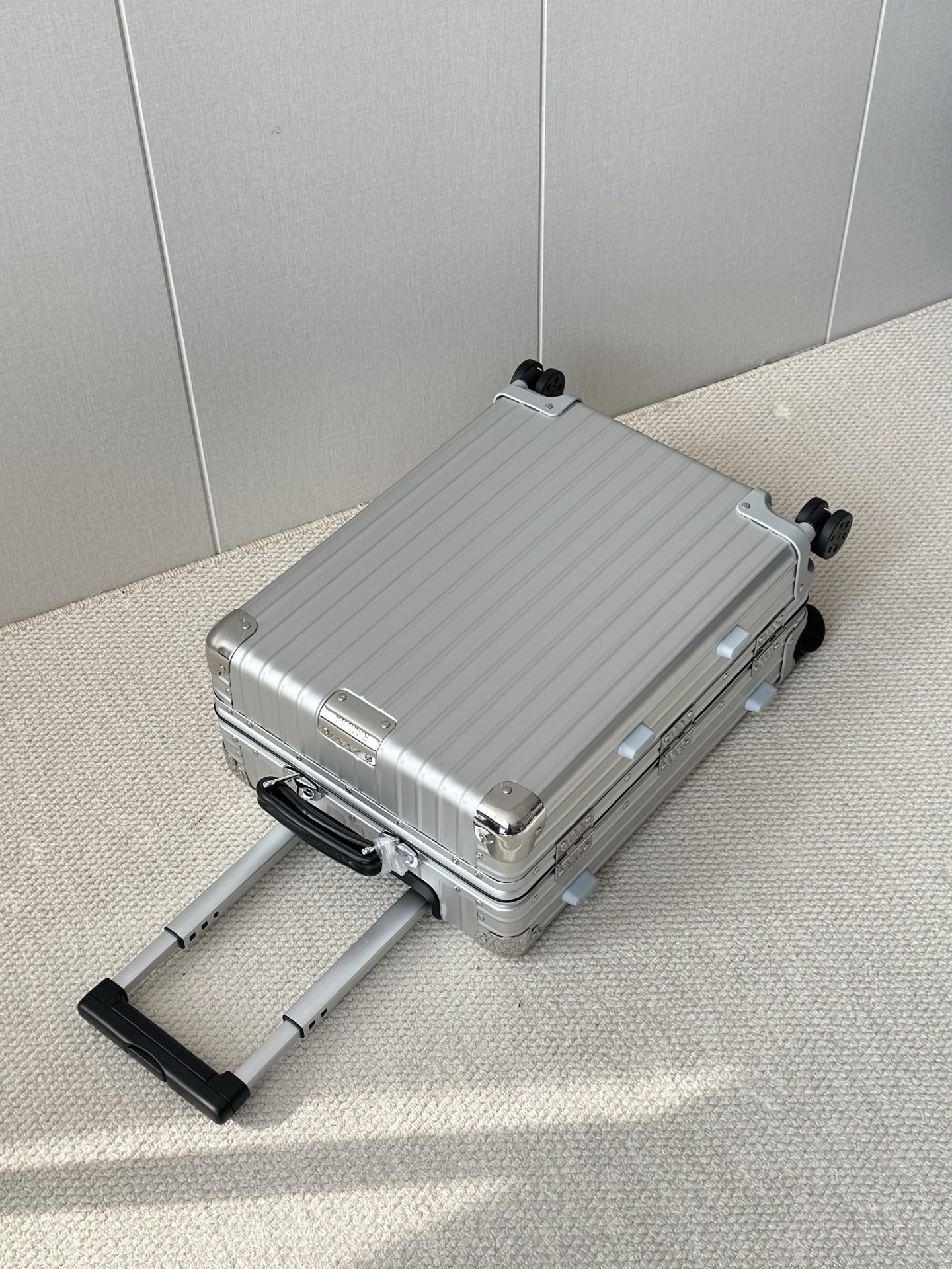 r1m0wa lU*gage-20inch(55×20×40m)