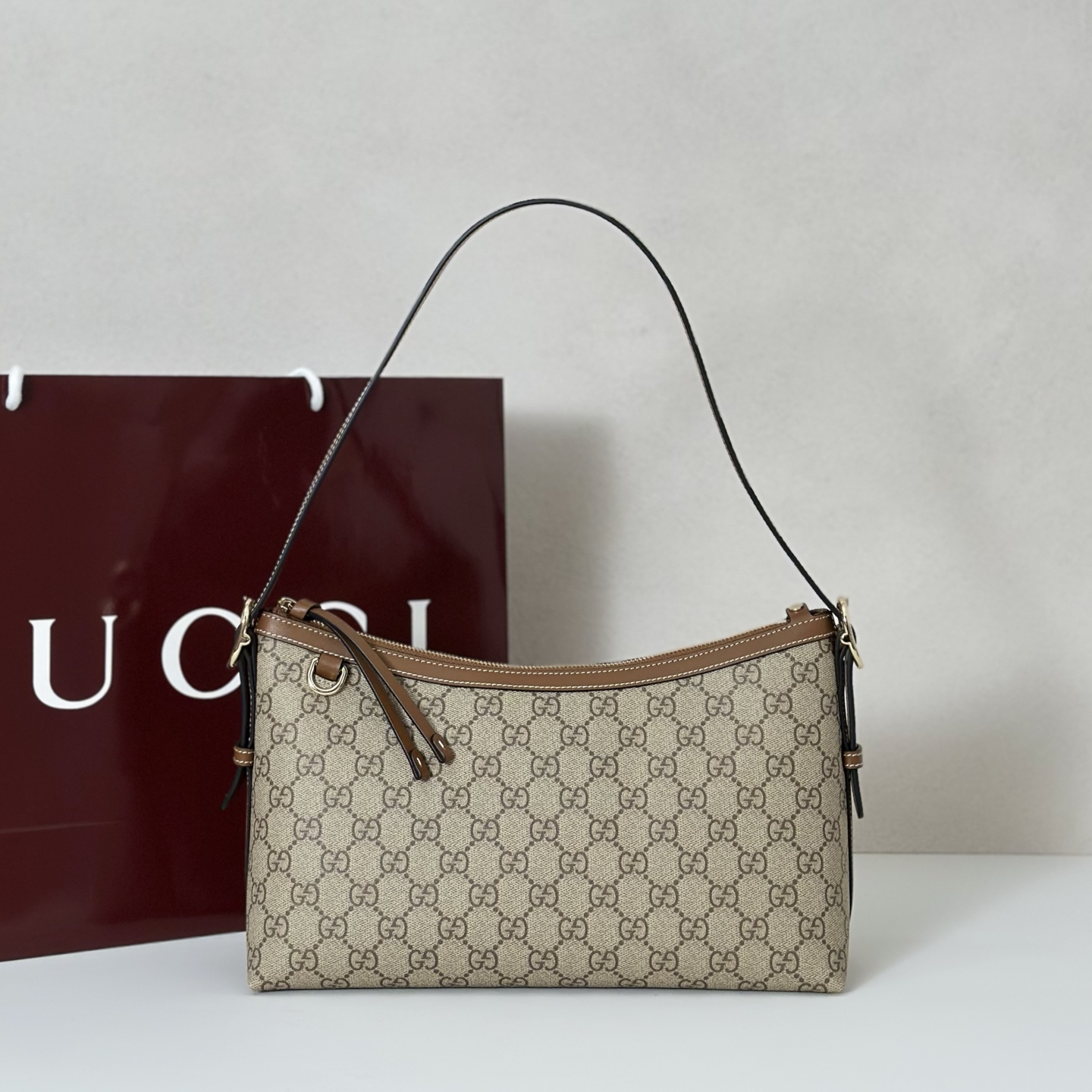 Gvc*1 medium emblem shoulder bag-30*19*11cm