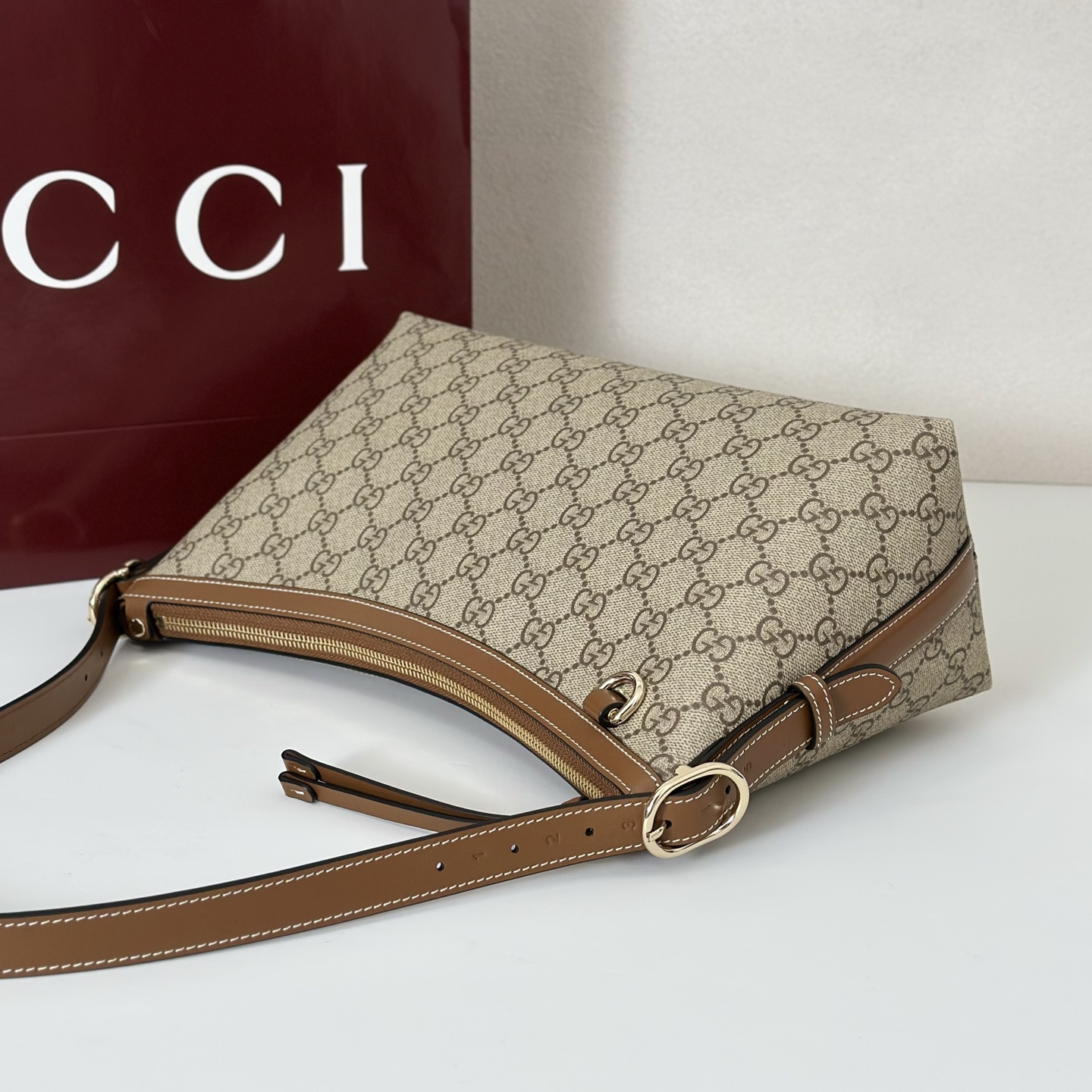 Gvc*1 medium emblem shoulder bag-30*19*11cm