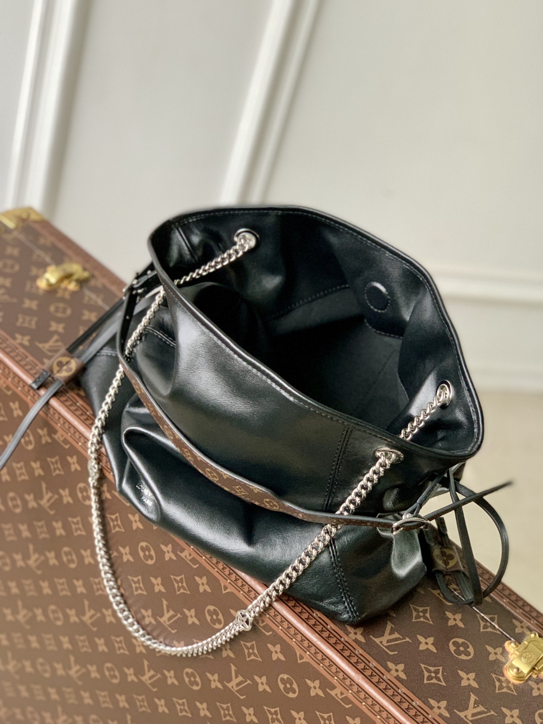 l0vis Vvtt0n off duty bag -25545-24 x 11.5 x 33cm