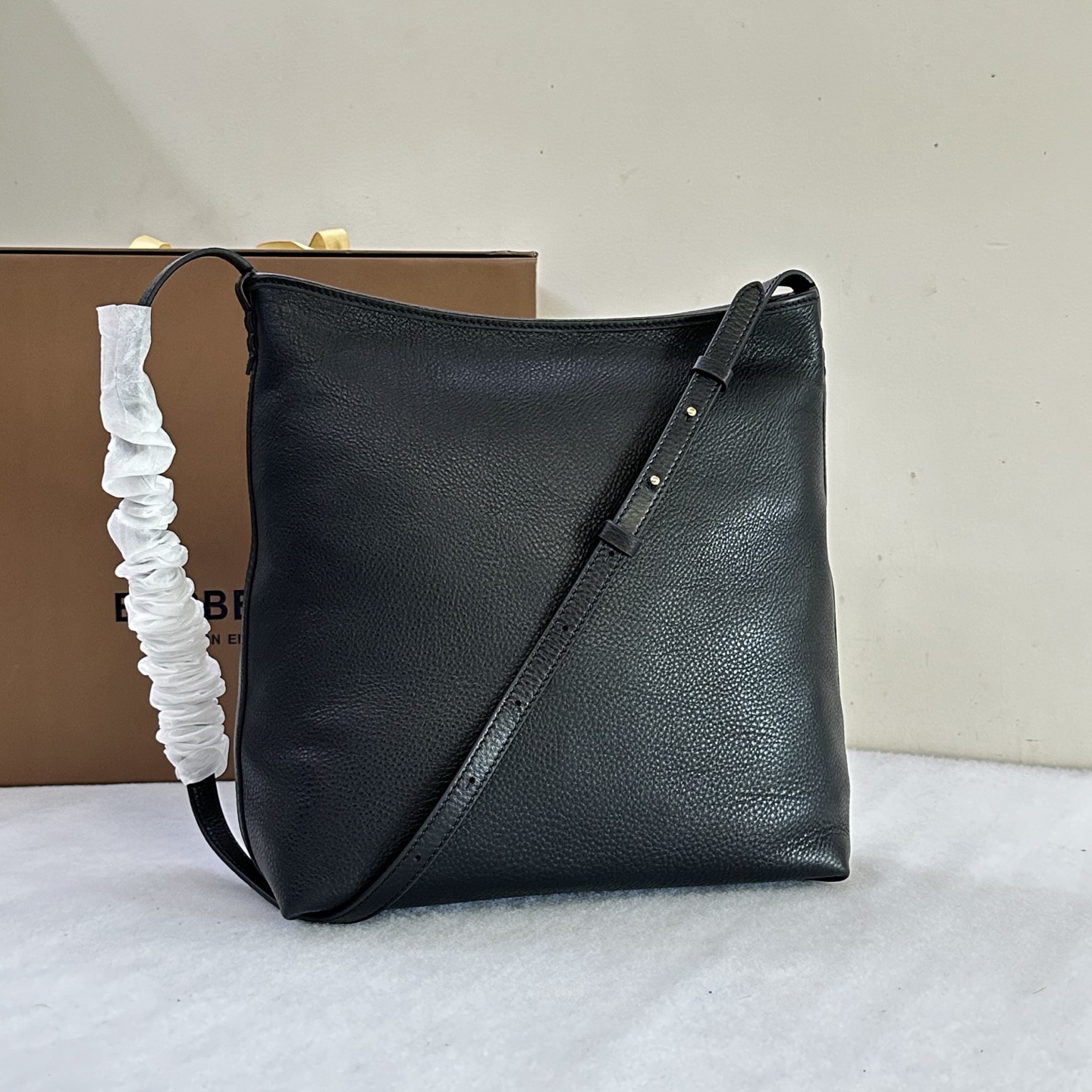 Bv*b*rry small highlands shoulder bag in sand-28.5 x 11.5x 31cm