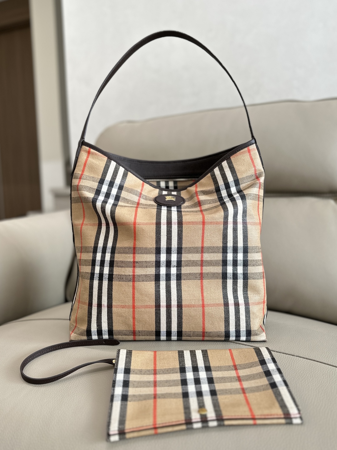 Bv*b*rry small highlands shoulder bag in sand-35.5× 15 x 38cm