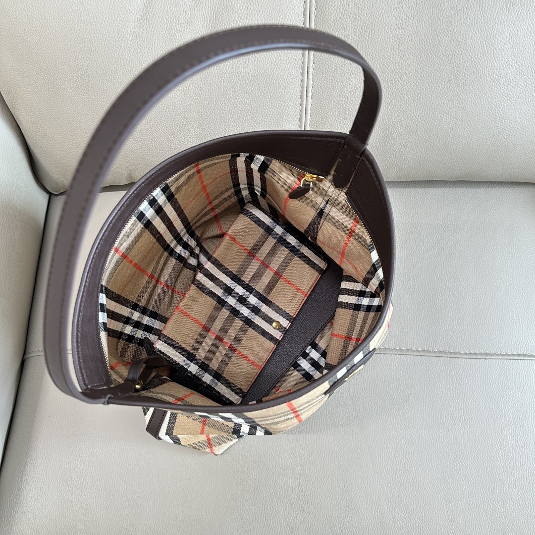 Bv*b*rry small highlands shoulder bag in sand-35.5× 15 x 38cm