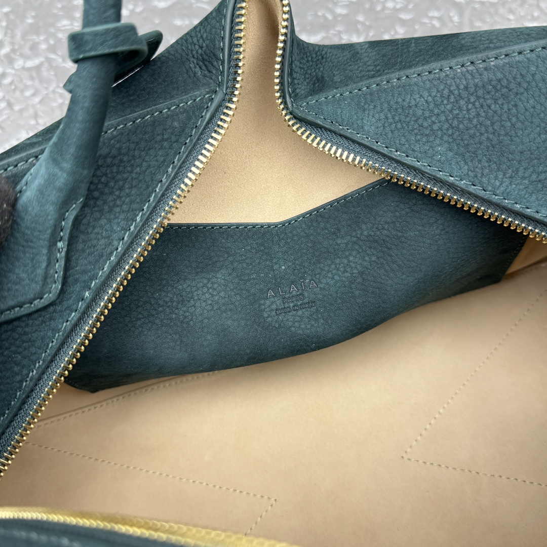 ALAÏA Le Bulldog medium Nubuck Shoulder Bag-32*17*15CM