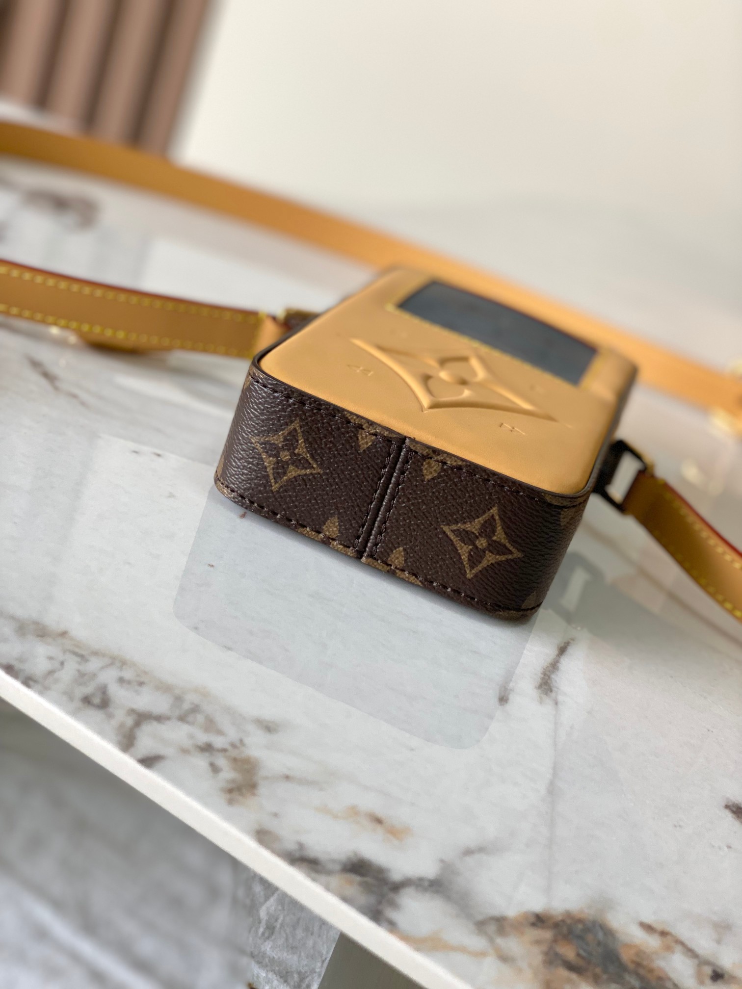 Loui* Vvtt0n Music Player Wearable Wallet Monogram-18.5 x 4.5 x10CM