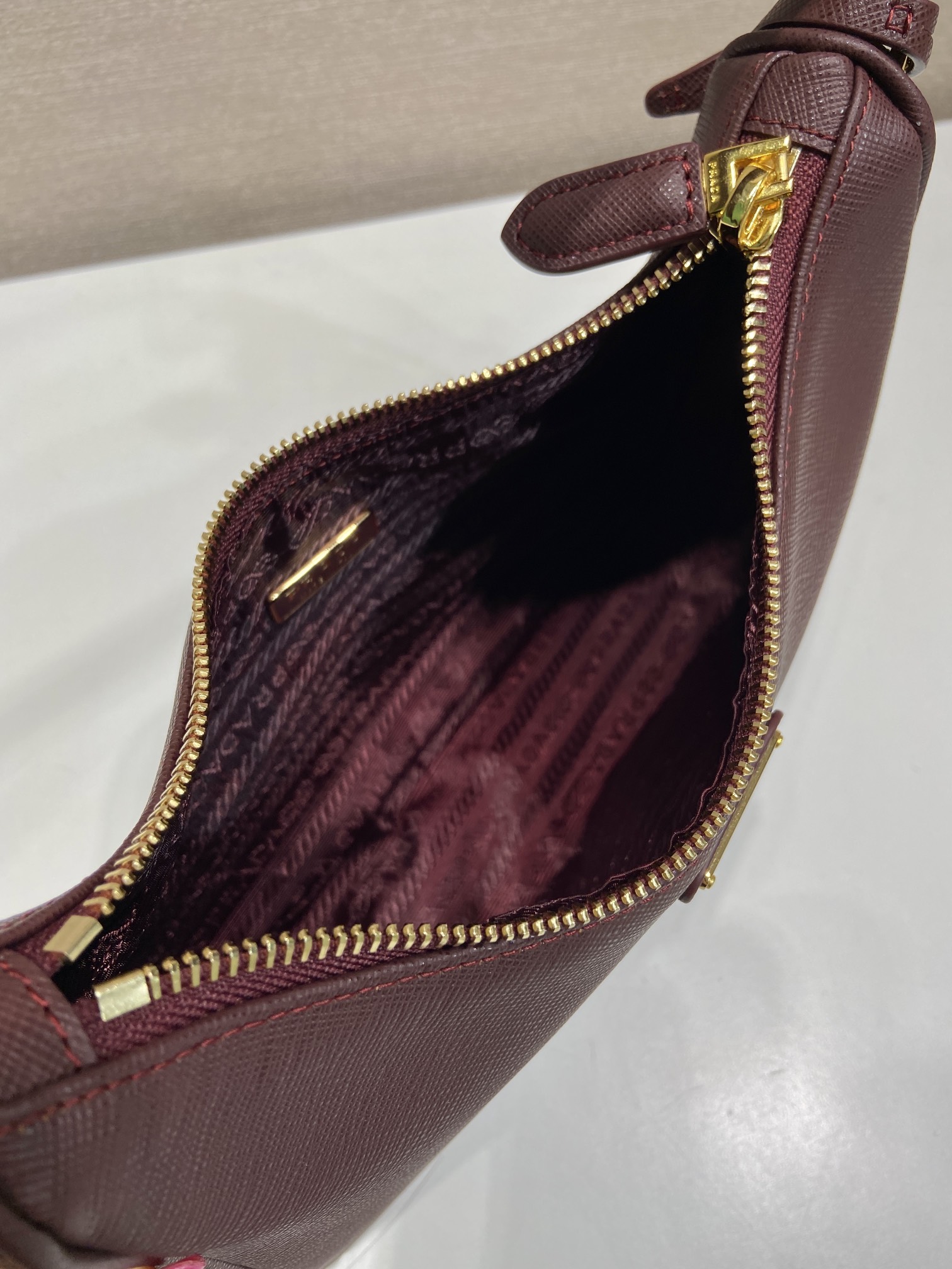 Pra*a Re-Edition Hobo Saffiano Leather Bag-22*18*6CM