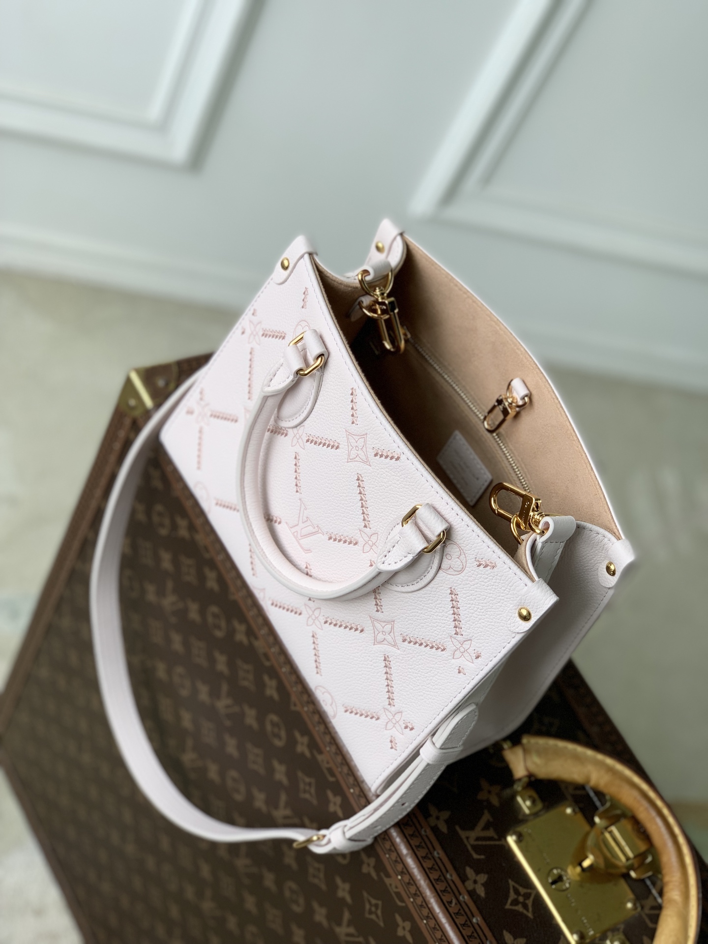 L0vis Vvtt0n OnTheGo Monogram Bold Handbag-M14576-19 x 11.5 x 25CM