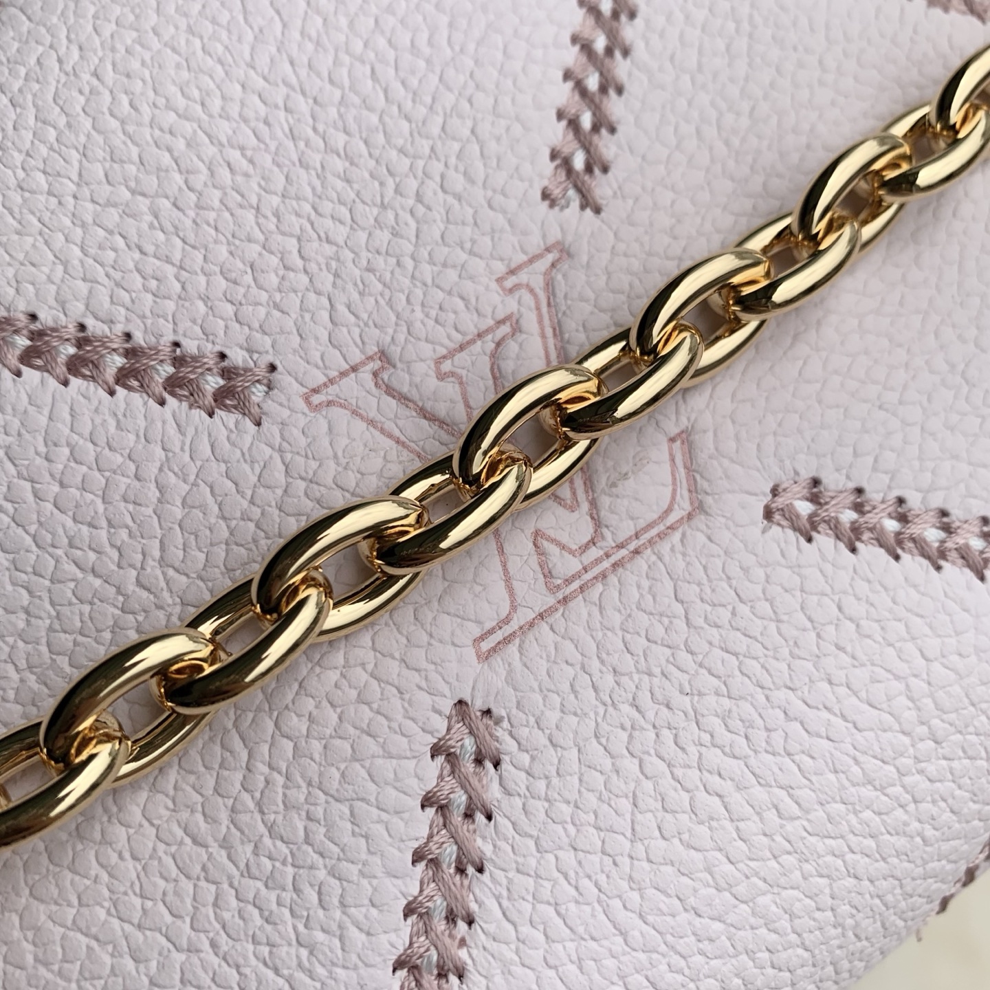 L0vis Vvtt0n Wallet on Chain Ivy-M29502-23.5 x 12 x 4.3CM