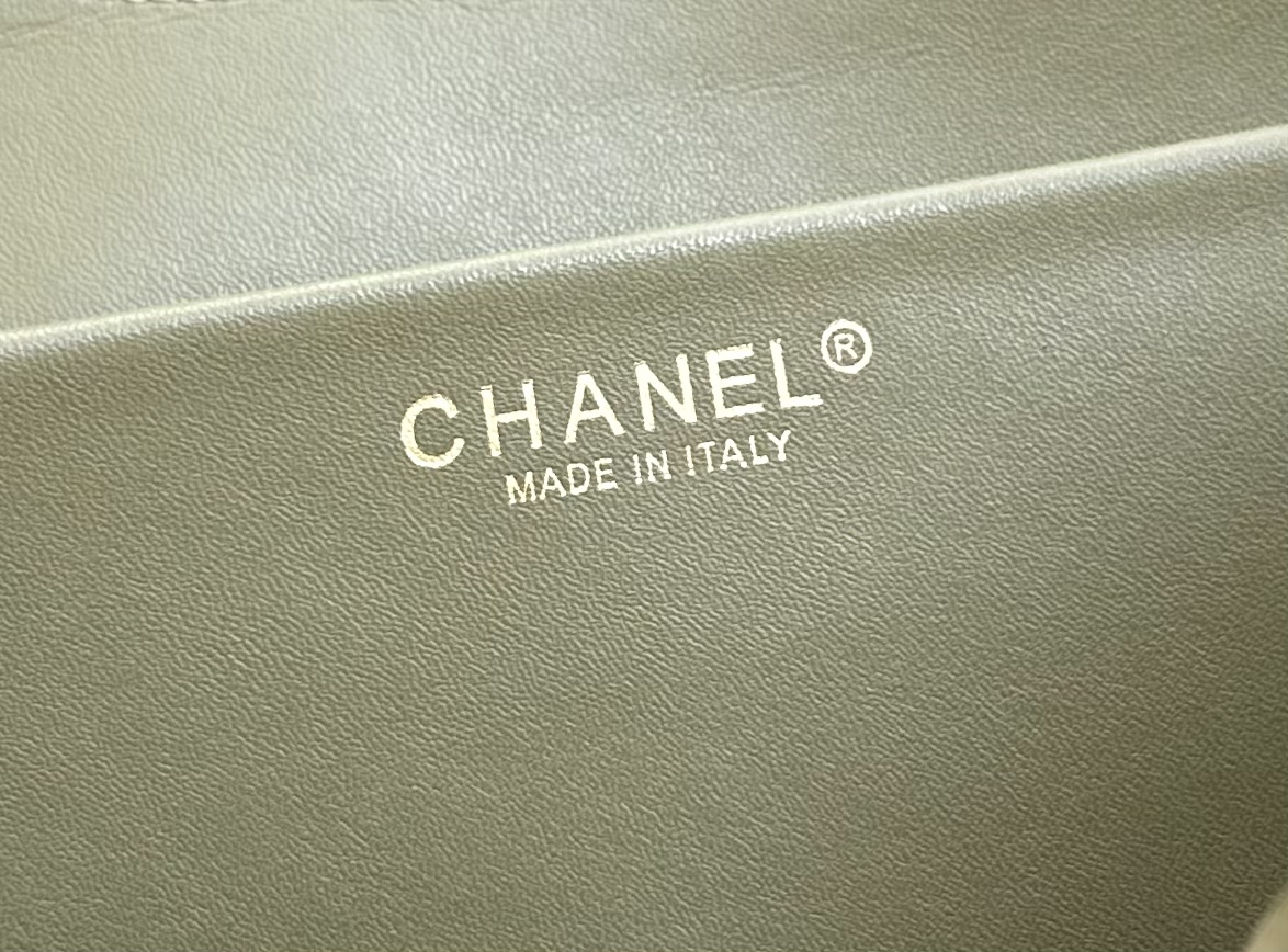 Cha*nel Grained Calfskin Small Souplissimo Maxi Flap-32CM