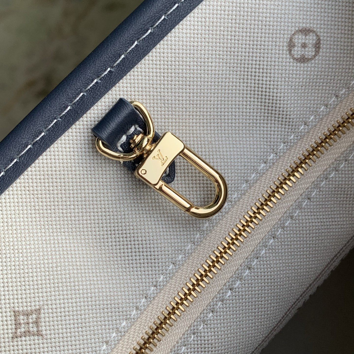 L0vis Vvtt0n OnTheGo PM - Handbags-M2A097-19 x 11.5 x 25CM